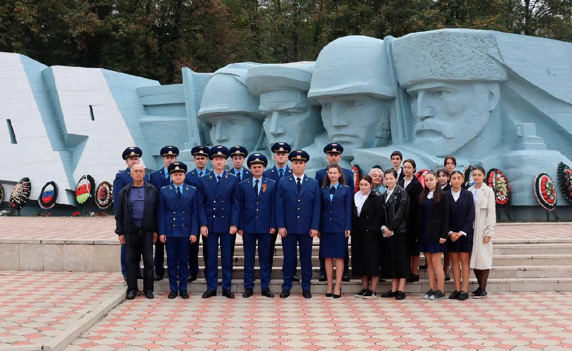 В рамках проводимой государственно-патриотической работы органов прокуратуры Республики Северная Осетия – Алания на мемориальном комплексе «Эльхотовские ворота» проведена экскурсия, посвященная празднованию очередной годовщины сражения за Эльхотовские ворота