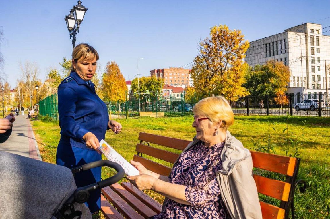 В честь Международного дня пожилого человека прокуратура  города Кургана в рамках социально-просветительского проекта «Уроки с прокурором» совместно с учащимися МБОУ «Центр образования» провела мероприятие «Поздравим пожилых людей с праздником»