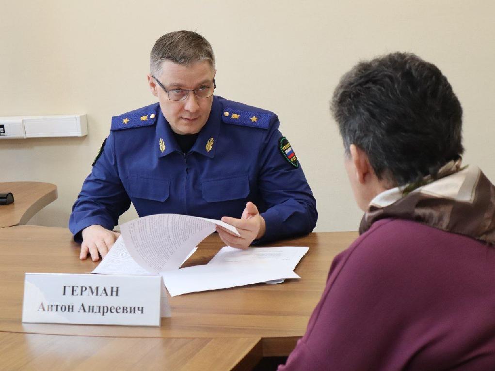 Прокурор Алтайского края Антон Герман в Благовещенской межрайонной прокуратуре провел личный прием местных жителей